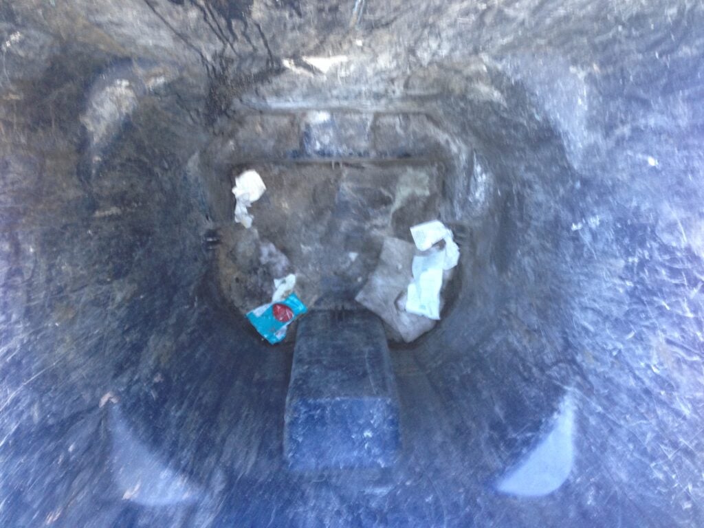 Unclean trash bins before bin cleaning service