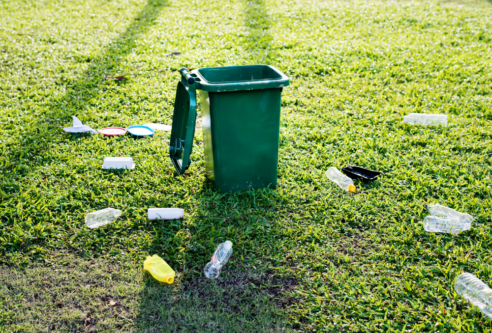Cleaning trash bin
